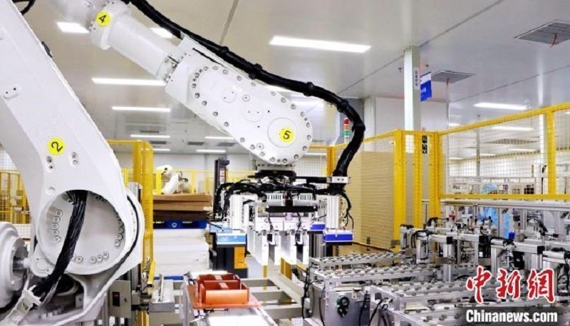 圖為資料圖，海辰儲能自動分檔打包機(jī)器人。?曾欣平供圖